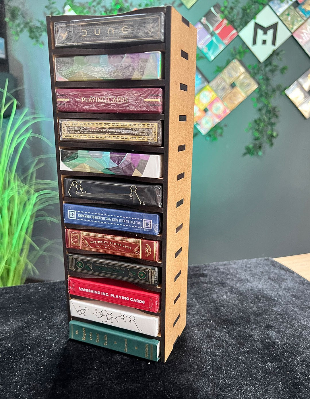 Tower Shelf - Suport 12 pachete carti de joc - Natur
