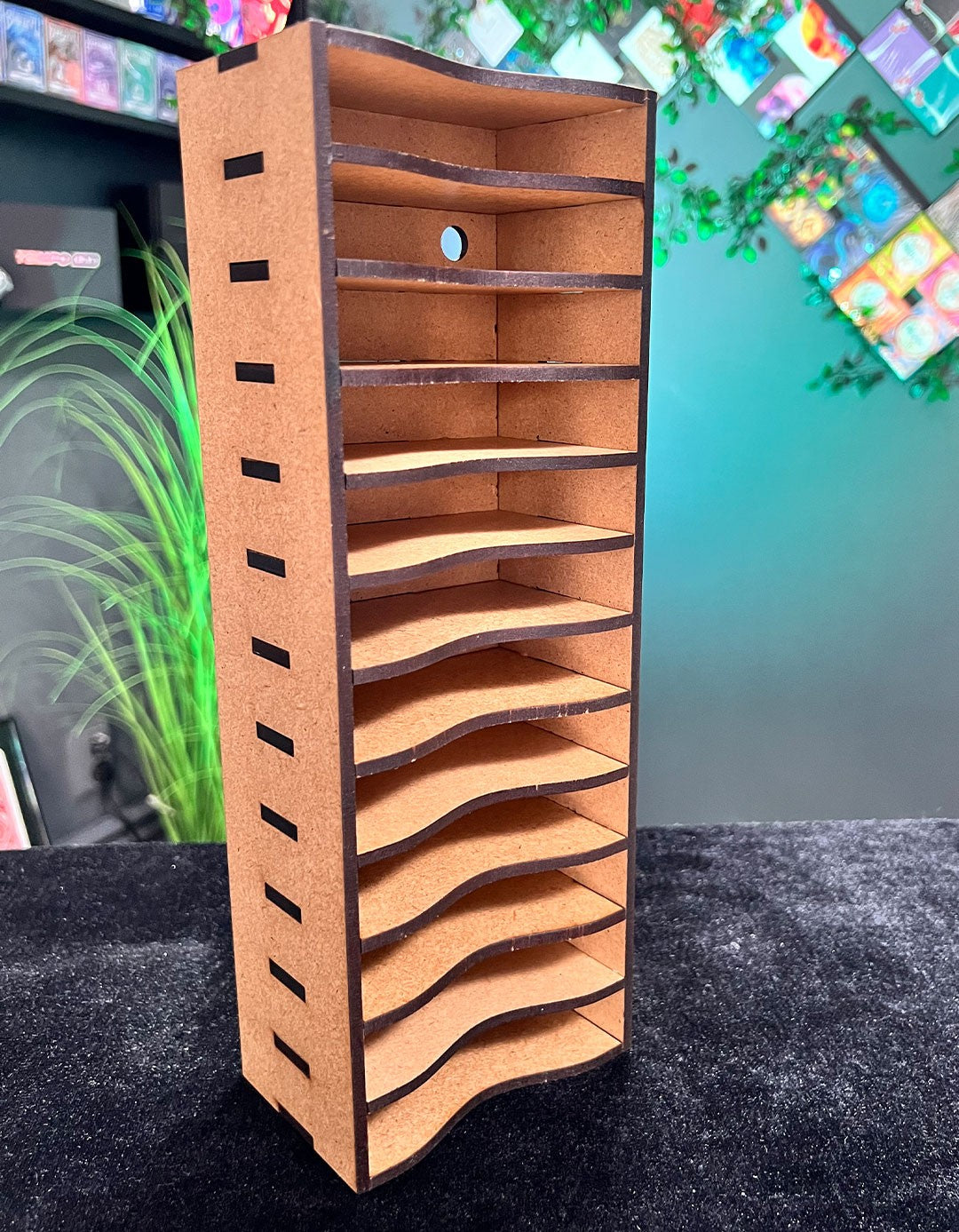 Tower Shelf - Suport 12 pachete carti de joc - Natur - Personalizabil