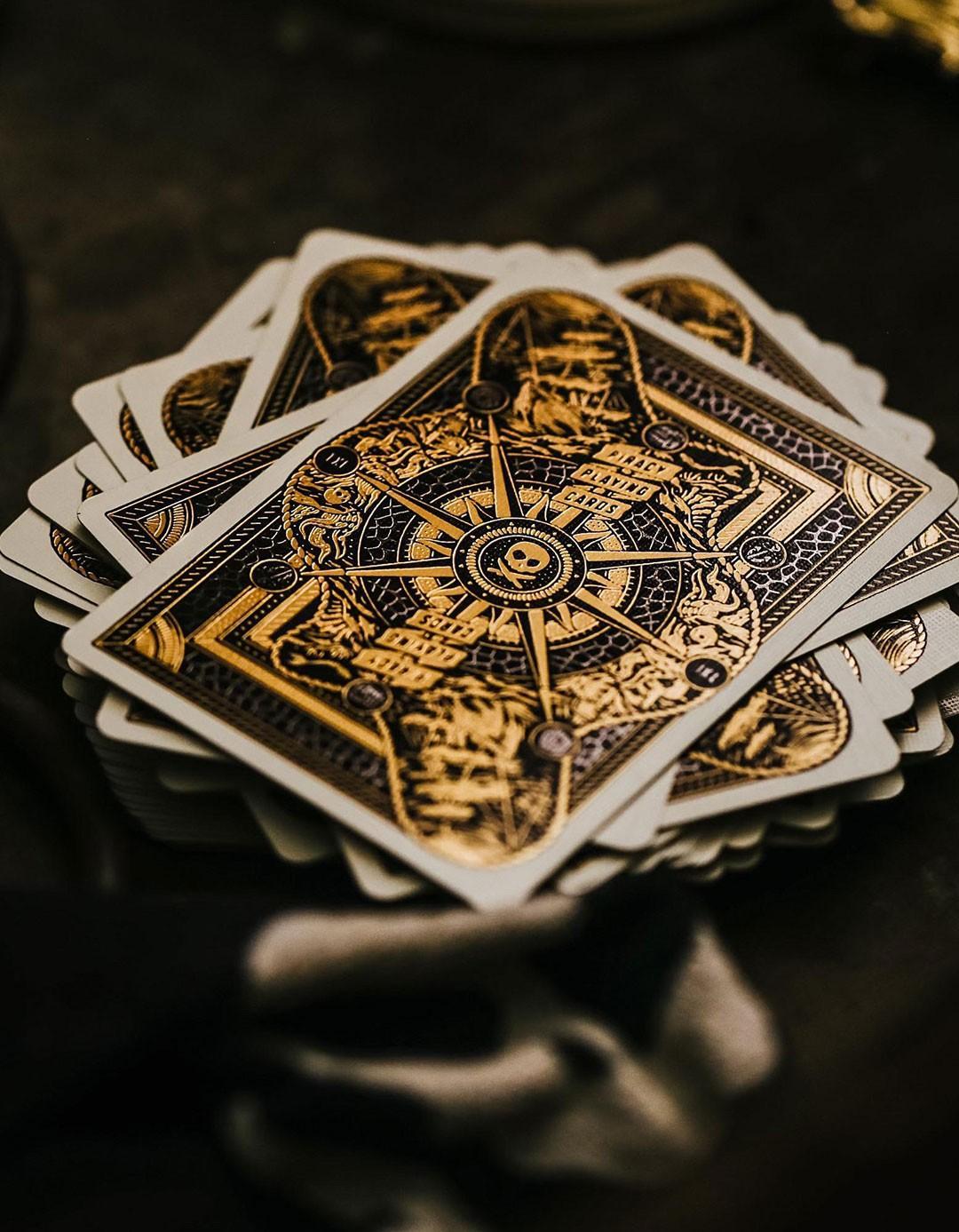 Piracy by Peter Mckinnon - Carti de joc deluxe