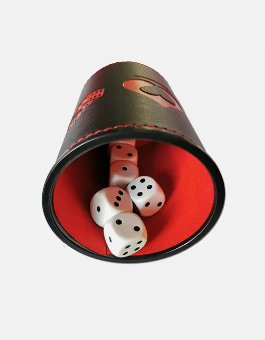 Cupa din piele ecologica si 6 zaruri de 16 mm