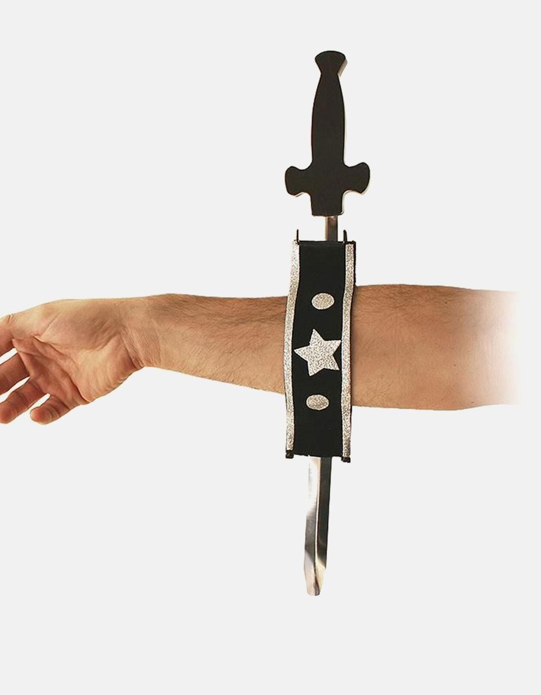 Sabia prin mana - Sword through arm